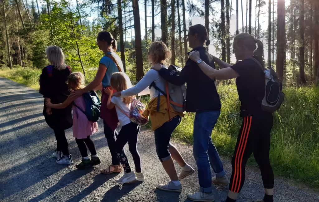 Familien unterwegs im Wald
